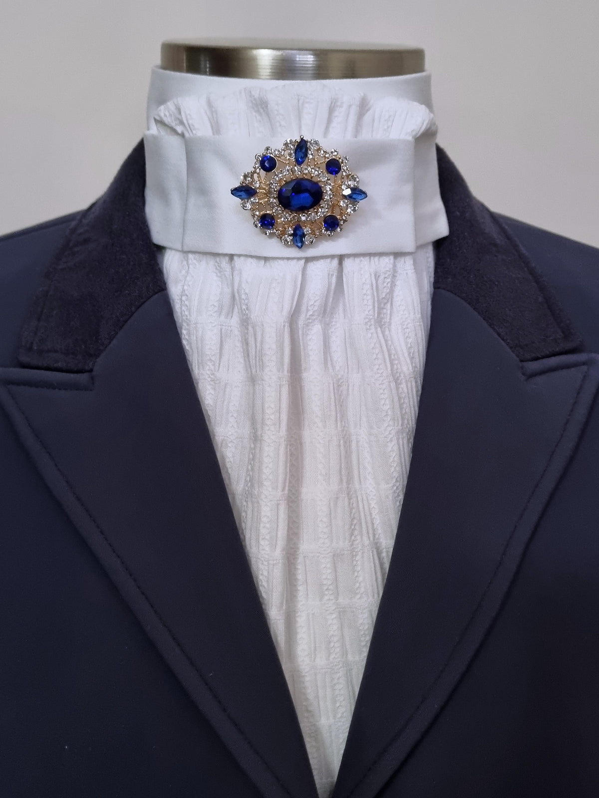 ERA EURO LYNDAL COTTON STOCK TIE - White & textured Cotton with antique brooch
