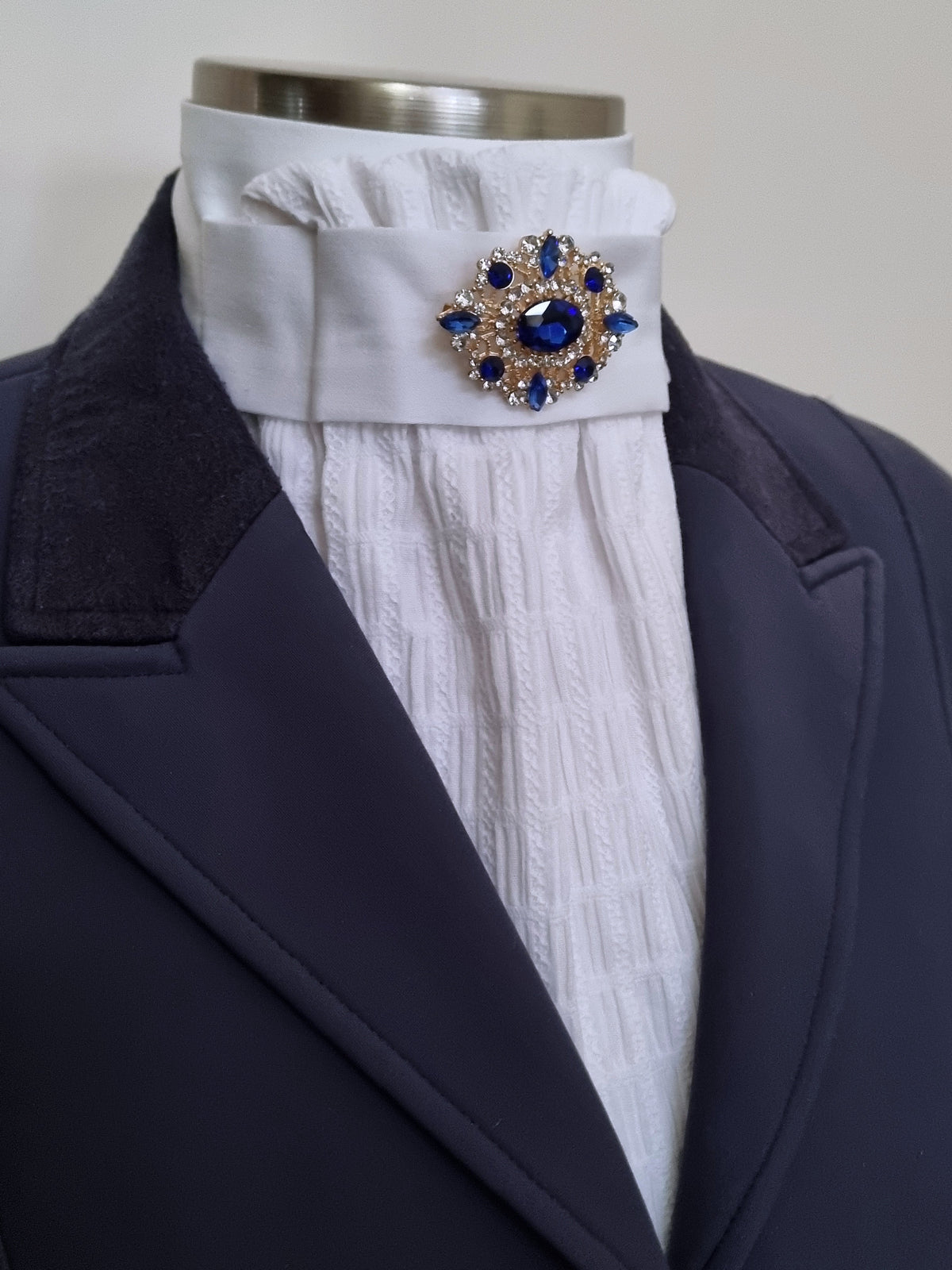 ERA EURO LYNDAL COTTON STOCK TIE - White & textured Cotton with antique brooch