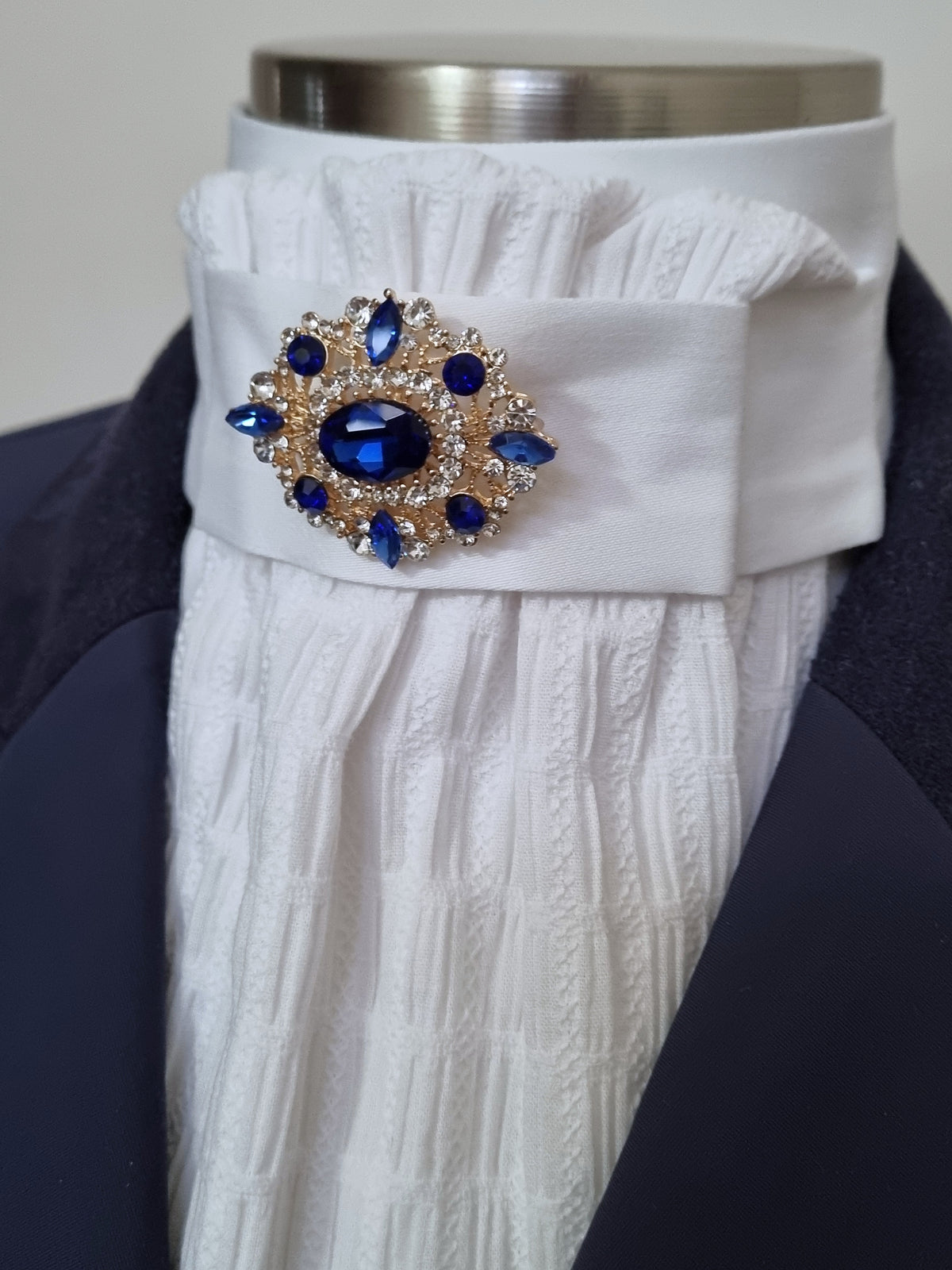 ERA EURO LYNDAL COTTON STOCK TIE - White & textured Cotton with antique brooch