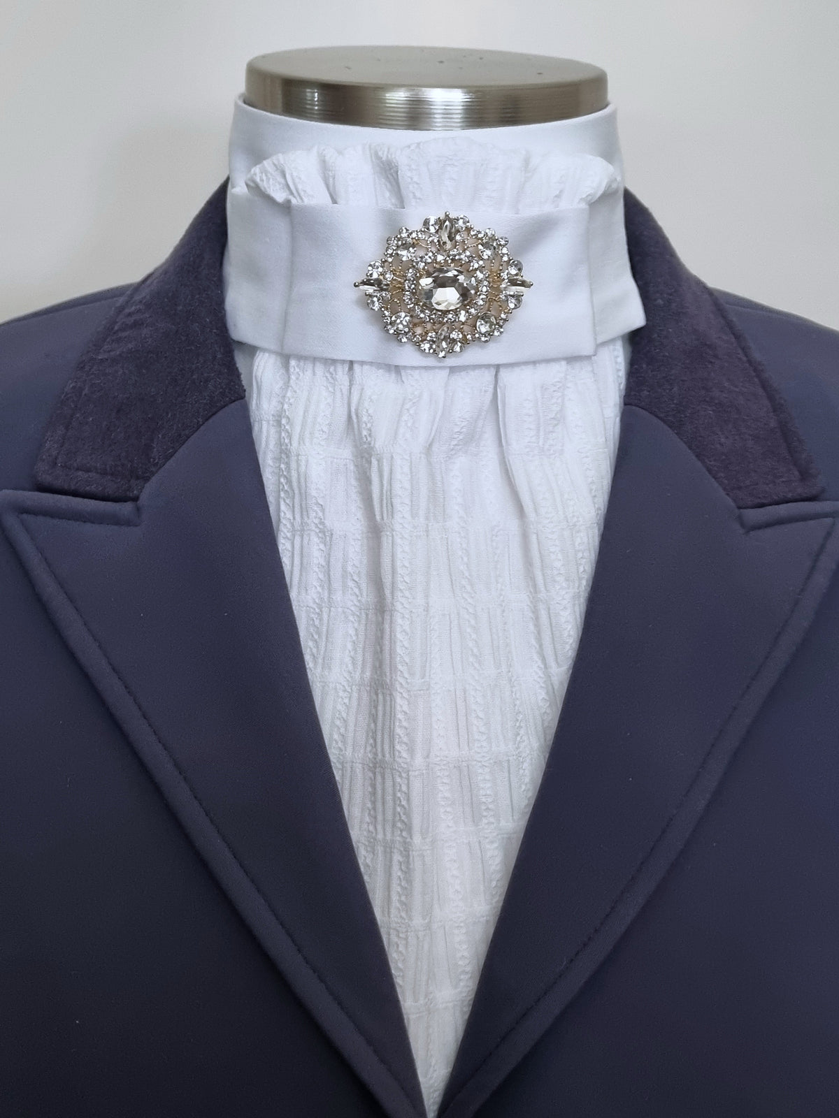 ERA EURO LYNDAL COTTON STOCK TIE - White & textured Cotton with antique brooch