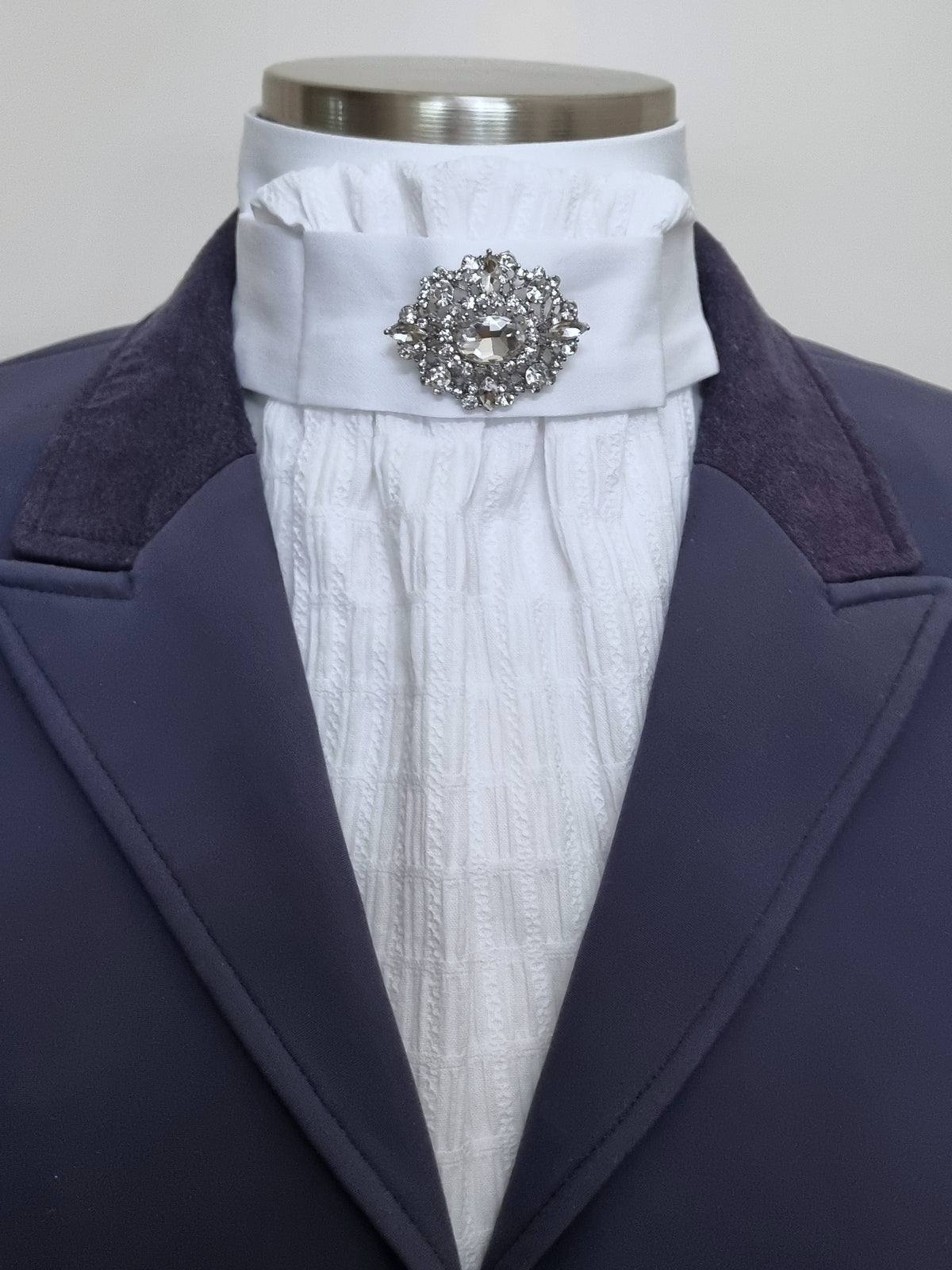 ERA EURO LYNDAL COTTON STOCK TIE - White & textured Cotton with antique brooch