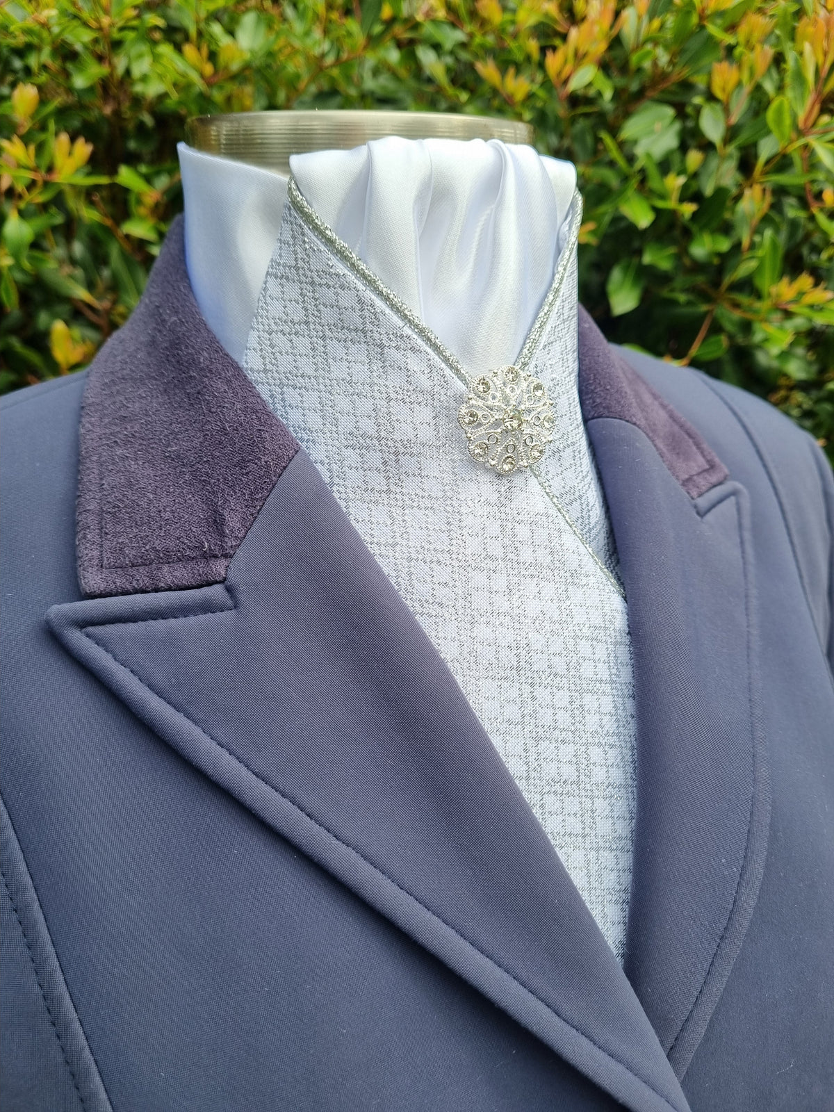 ERA Designer Collection Pre-tied Stock Tie - Silver diamond brocade, silver metallic piping & silver brooch