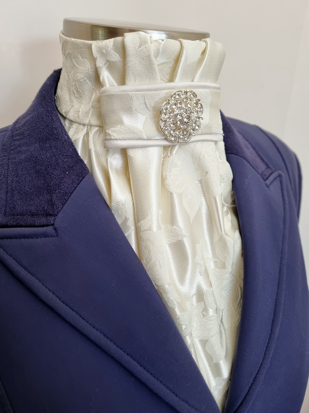 ERA EURO CHARLOTTE STOCK TIE - Cream satin brocade, cream piping and silver brooch