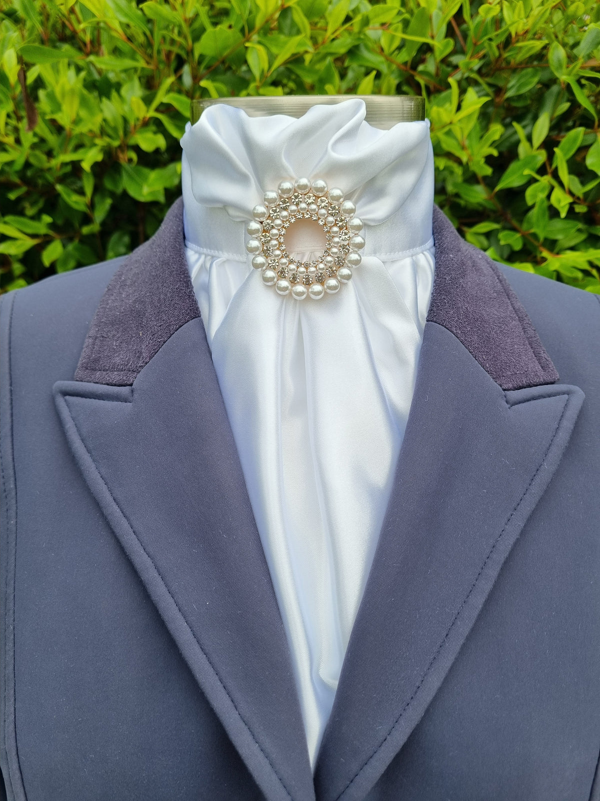 ERA EURO CHEVAL LUSTRE STOCK TIE - White lustre satin with Diore pearl brooch in gold