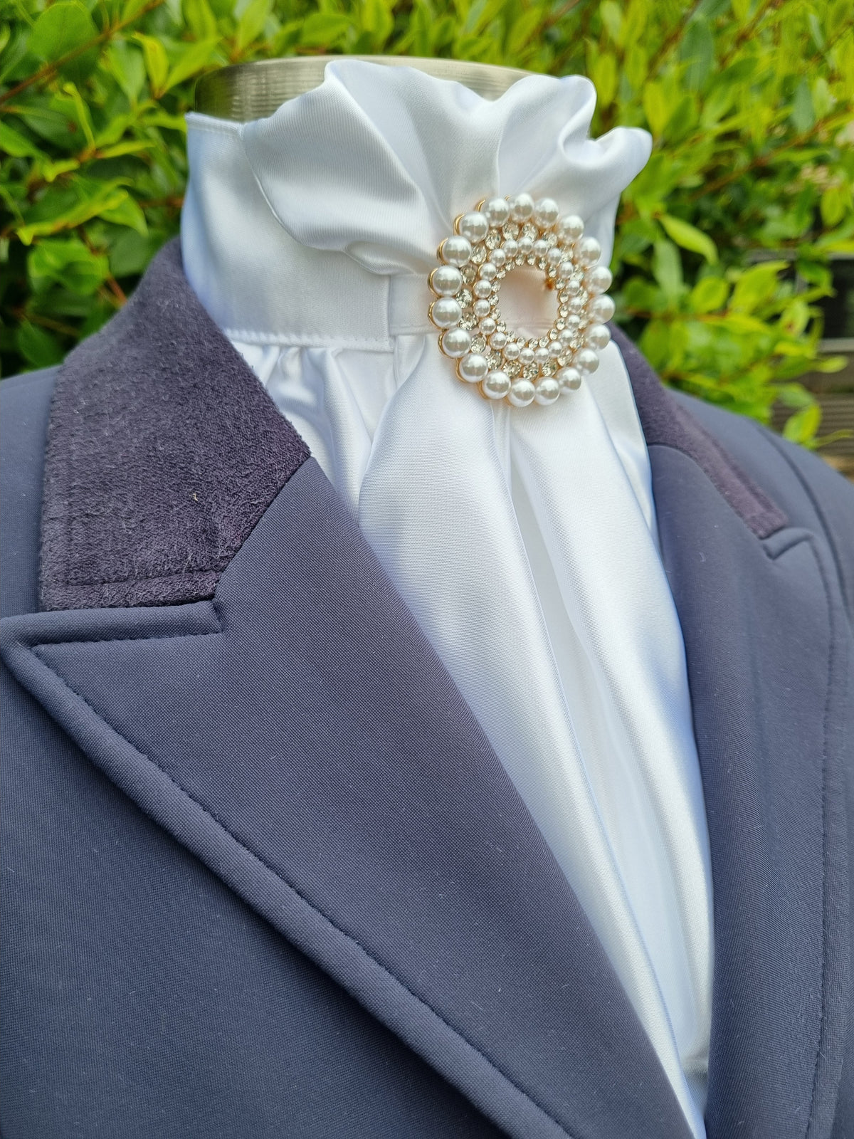 ERA EURO CHEVAL LUSTRE STOCK TIE - White lustre satin with Diore pearl brooch in gold