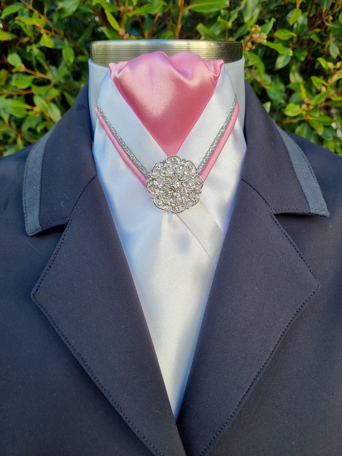 ERA RACHAEL STOCK TIE - White satin and pink, with silver & pink "V" piping & brooch