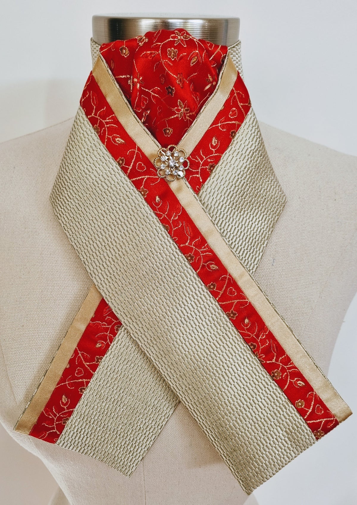 ERA TAYLA STOCK TIE - New gold brocade with red brocade centre & trim, and gold brooch
