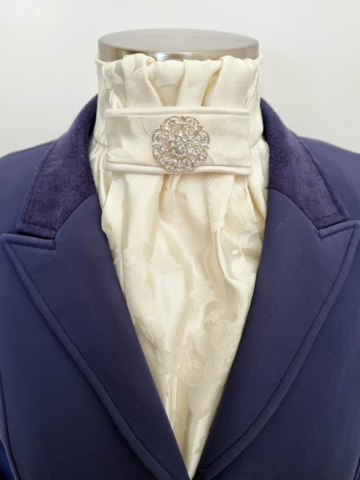 ERA EURO CHARLOTTE STOCK TIE - Cream satin brocade, cream piping and silver brooch