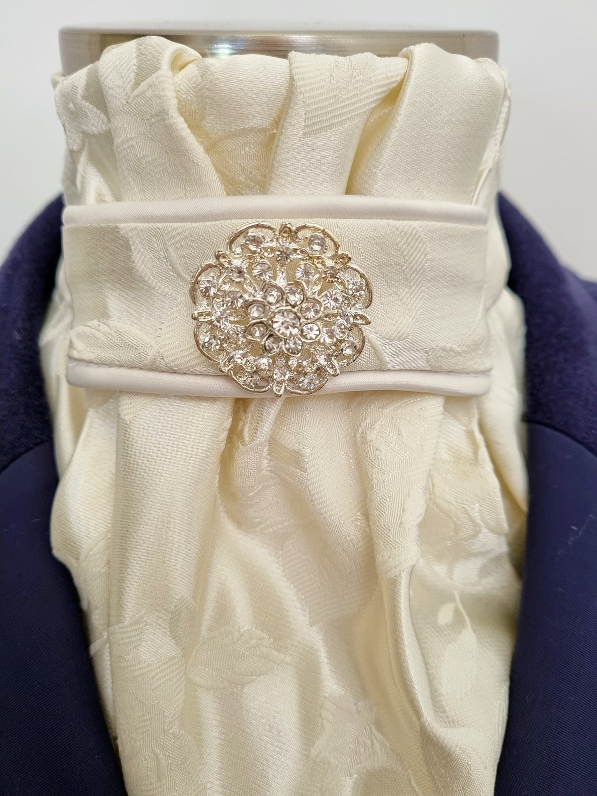 ERA EURO CHARLOTTE STOCK TIE - Cream satin brocade, cream piping and silver brooch