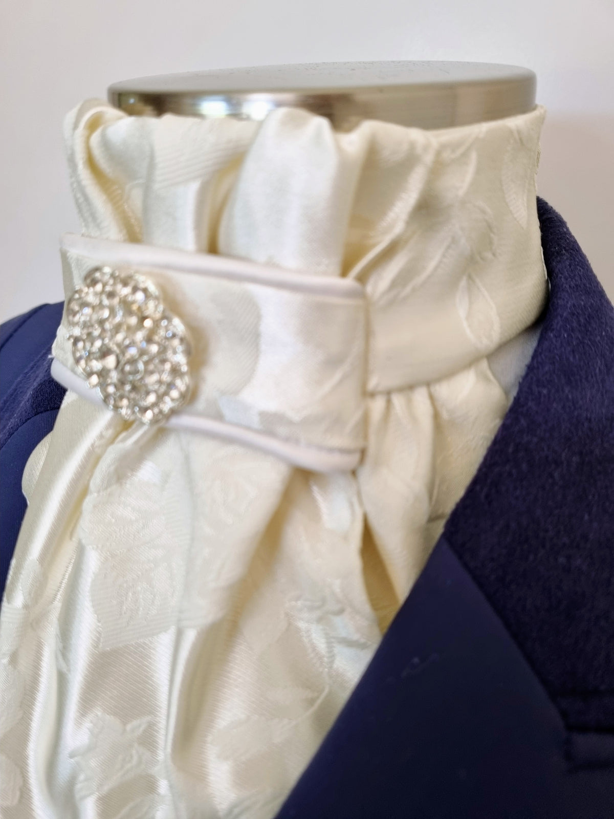 ERA EURO CHARLOTTE STOCK TIE - Cream satin brocade, cream piping and silver brooch