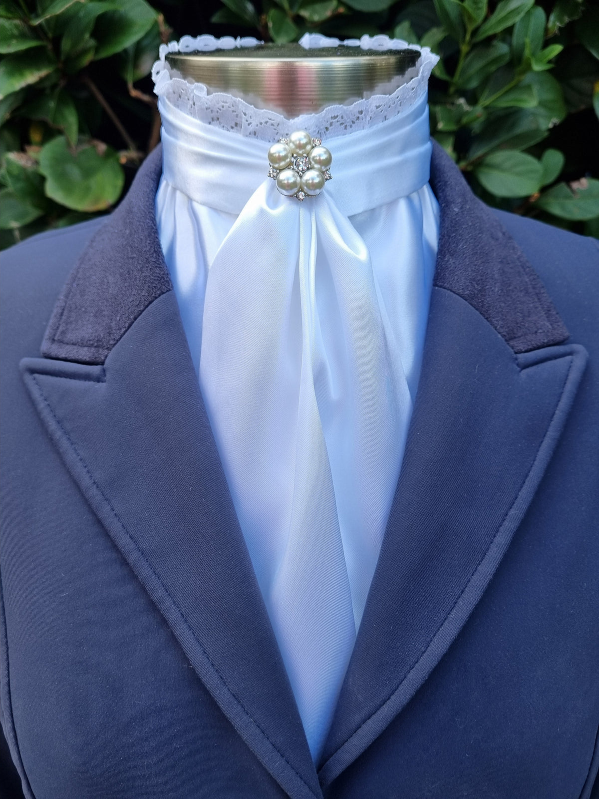 ERA EURO BELLE STOCK TIE - White lustre satin with lace frill and brooch