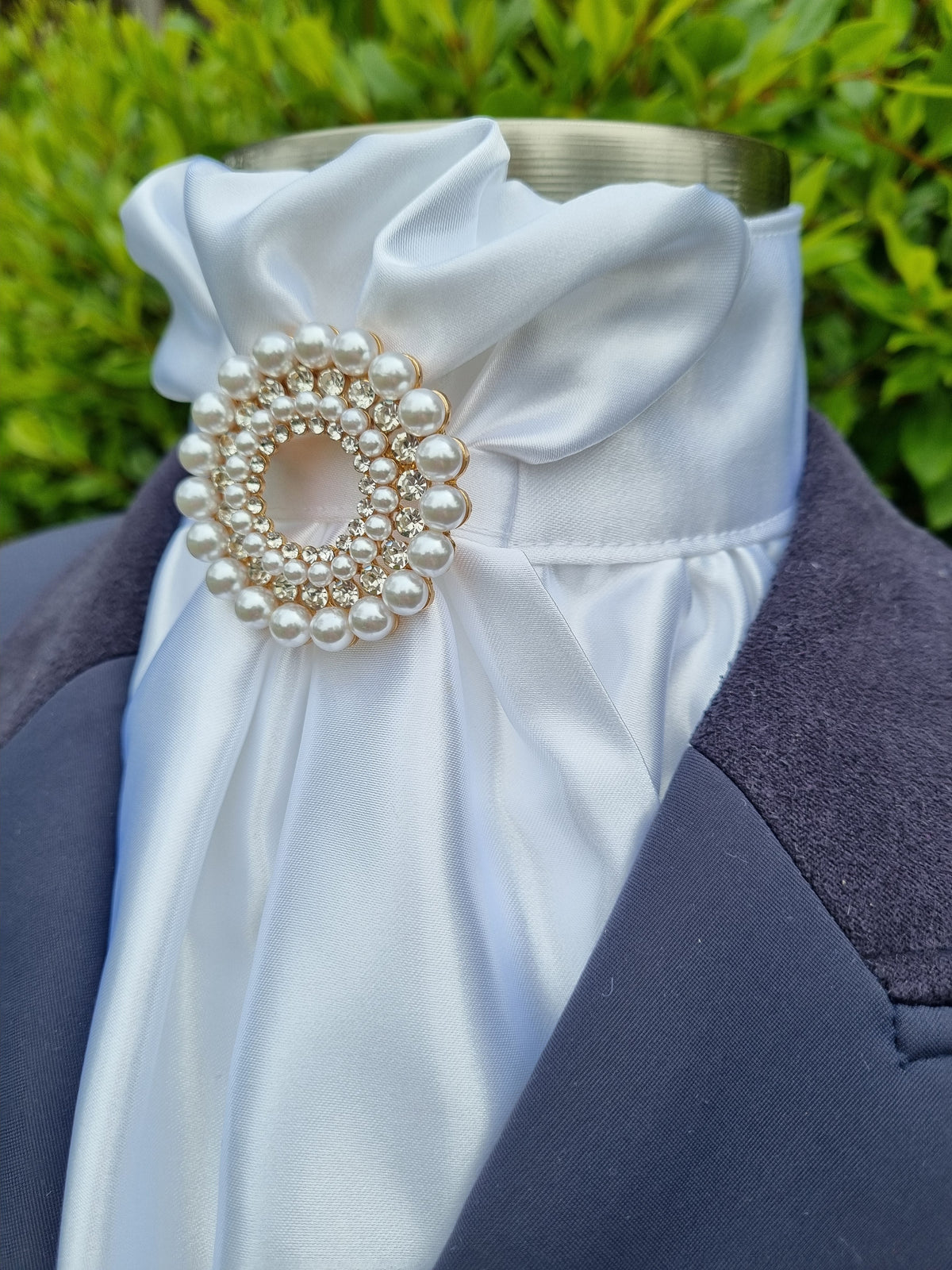ERA EURO CHEVAL LUSTRE STOCK TIE - White lustre satin with Diore pearl brooch in gold